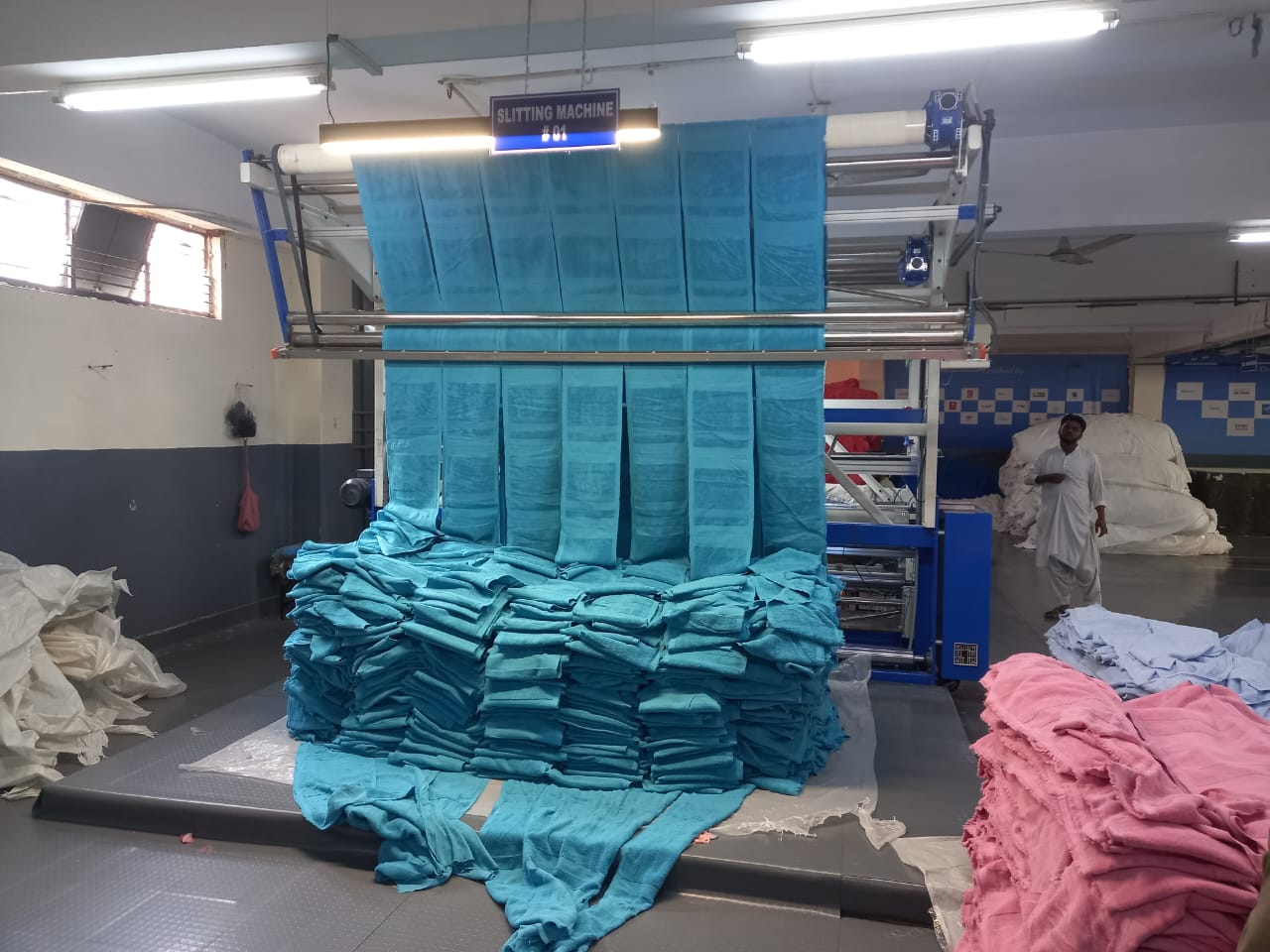 Motorized unwinding cradle and slitting knives on Bando length slitting machine